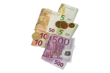 Euro para birimi cinsinden sikkeleri üzerinde katlanmış banknotlar, beyaz arka plan üzerinde izole para bir dizi farklı türde