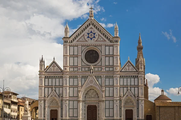 Closeup gevel van de basiliek van het Heilig Kruis, Minderbroederskerk in Florence, Italië — Stockfoto