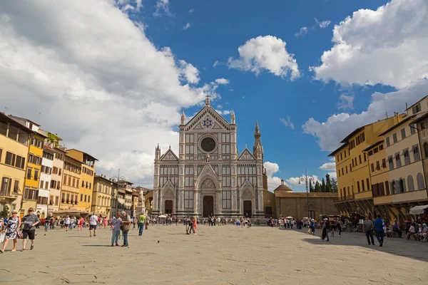 Toeristen voor basiliek van het Heilig Kruis, Minderbroederskerk in Florence, Italië — Stockfoto