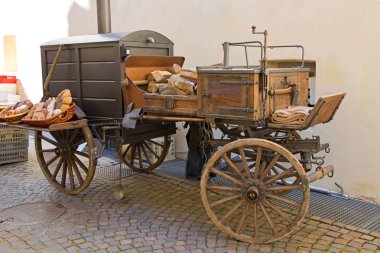 Taşınabilir ahşap fırın ekmek bir vagon üzerinde ateş