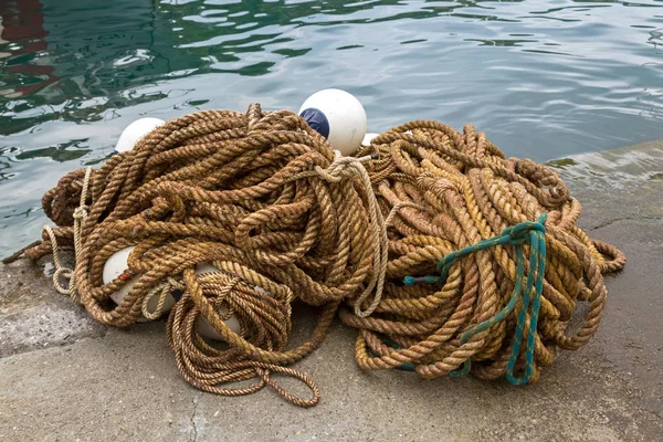 Grande pilha de cordas com flutuadores para amarrar barcos e usado na indústria da pesca pelo Mar Mediterrâneo na Itália — Fotografia de Stock