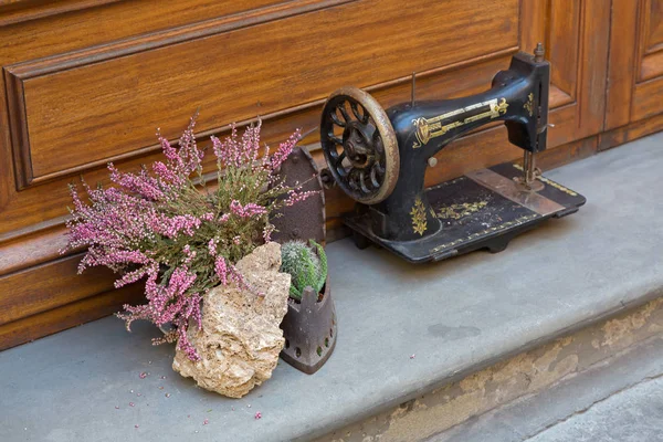 Erica carnea flor al lado de la máquina de coser antigua casa de decoración — Foto de Stock