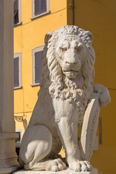 Status do leão heráldico Marzocco com escudo na Piazza di Santa Croce em Florença, Itália — Fotografia de Stock