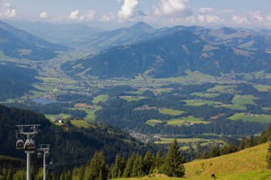 Kitzbuheler Hornbahn teleferik Vadisi, dağlar, Kitzbuhel, Avusturya Schwarzsee Göl Manzaralı