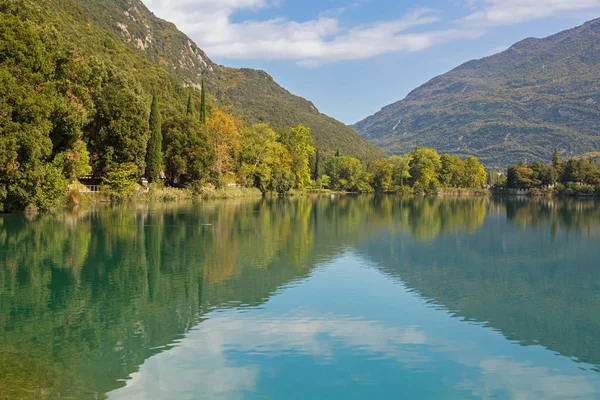 Piękne jeziora Lago di Santa Massenza w Santa Massenza, Trento, Włochy — Zdjęcie stockowe