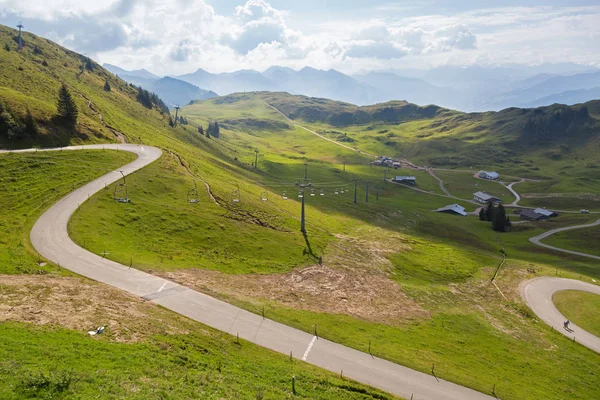 İnsanlar ve arabalar yolda Alpenhaus, Avusturya için çıkılan rüzgarlı Panoramastrasse doğal — Stok fotoğraf