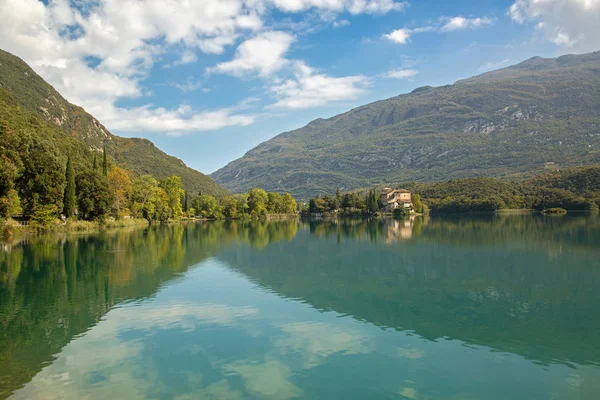 Castel Toblino o piękne jeziora Lago di Santa Massenza w Santa Massenza, Włochy — Zdjęcie stockowe