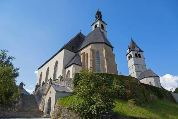 Pfarrkirche St. Andreas e Chiesa di Nostra Signora (Liebfrauenkirche), cimitero sulla collina a Kitzbuhel, Austria — Foto Stock