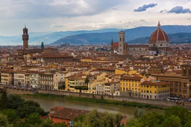 Cityscape görünümü Arno Nehri, Palazzo Vecchi tower, Floransa, İtalya