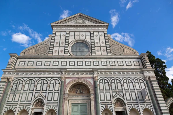 Closeup gevel van de basiliek van Santa Maria Novella kerk in Florence, Italië — Stockfoto