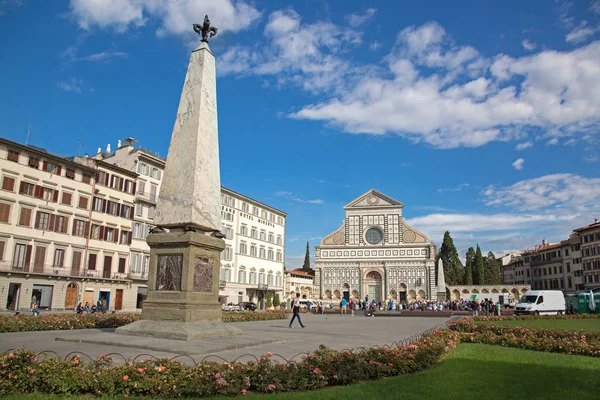 Toeristen tegenover de basiliek van Santa Maria Novella kerk in Florence, Italië — Stockfoto