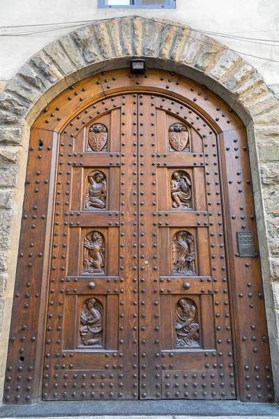 Belle porte en bois gravé vintage - Florence, Italie — Photo