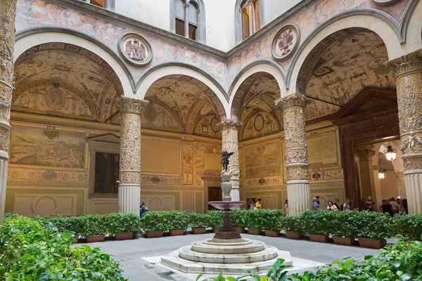 Old Palace, Florence, İtalya Palazzo Vecchio'nın ilk avluda içinde insanlar yürümek
