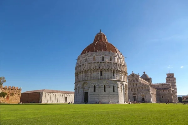 Pisa Baptisterium van Sint Jan (Battistero di San Giovanni), rooms-katholieke kerkelijke gebouw — Stockfoto