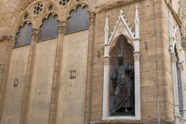 Statue en bronze de saint Jean l'Evangéliste, détail de l'extérieur de l'église Orsanmichele à Florence — Photo