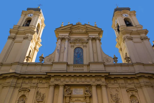Fasad av kyrkan Santa Margherita (Basilica of Santa Margherita kyrka, Italien — Stockfoto