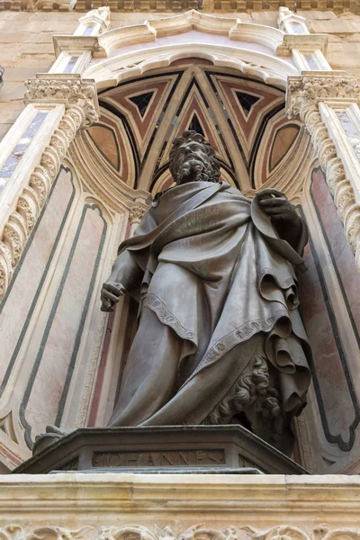 Statue en bronze de saint Jean-Baptiste à l'extérieur de l'église Orsanmichele à Florence, Italie — Photo