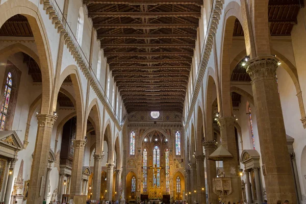 Interiör av heliga kors (Basilica di Santa Croce), franciskanska kyrkan i Florens, Italien — Stockfoto