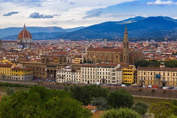 Arno Nehri, Floransa Duomo Katedrali Santa Maria del Fiore kubbe, Basilica di Santa Croce akşam Floransa, İtalya