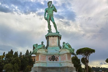 Bronz döküm Michelangelo Meydanı (Piazzale Michelangelo) tepe üzerinde David heykeli akşam, Florence, İtalya