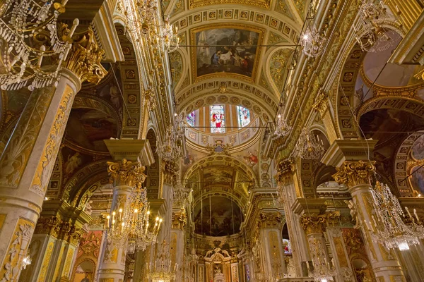 Interior of Santa Margherita Church (Basilica of Santa Margherita of Antiochia) in Italy — Stock Photo, Image