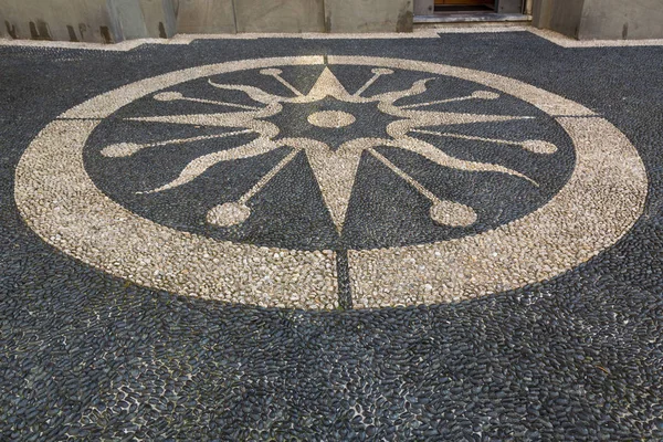 Belle grande mosaïque de galets à motifs disposés dans un symbole sur la chaussée rue piétonne, Italie — Photo