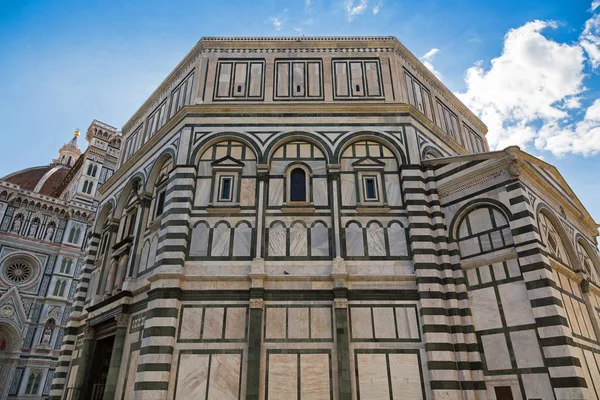 Buitenkant van Florence Kathedraal (Santa Maria del Fiore) in Florence, Italië — Stockfoto