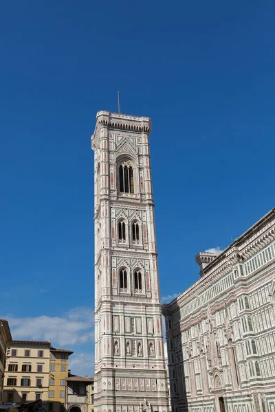 Mensen op de top van Giotto's Campanile klokkentoren, Florence Cathe — Stockfoto