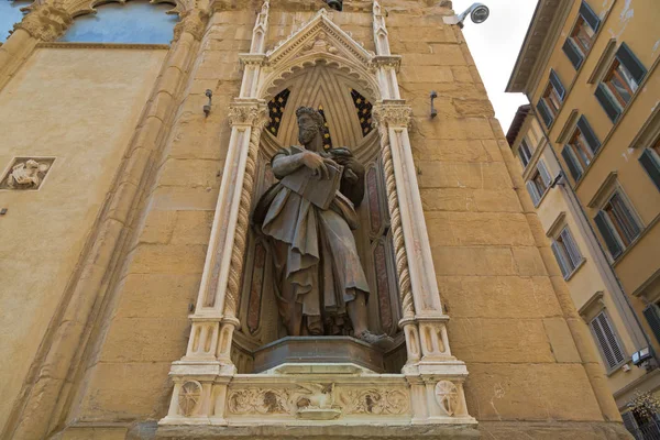 Statue en bronze de Saint Luc San Luca, détail de l'extérieur de l'église Orsanmichele, Florence, Italie — Photo