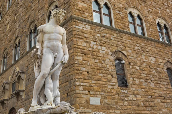 Közelkép a Neptun-szökőkút a Signoria téren (Piazza della Signoria), Firenze, Olaszország — Stock Fotó