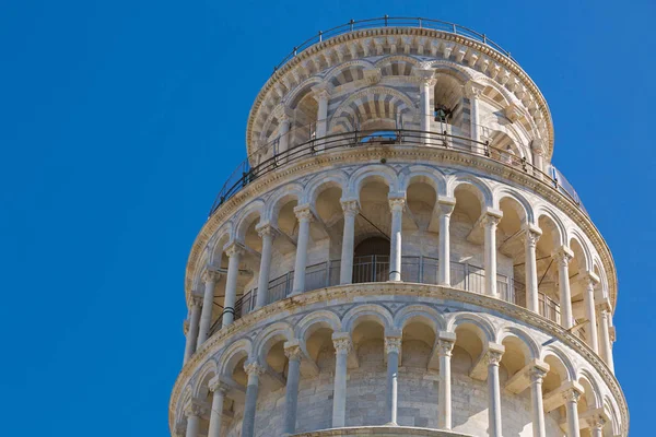 Tele zoom of Leaning Tower, close-up parte superior do mundialmente famoso Pisa, Itália — Fotografia de Stock