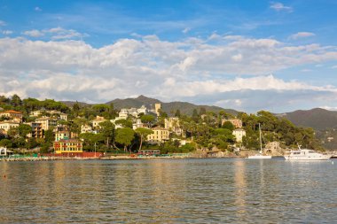 Akşam görünümü oteller restoranlar evleri ve yelkenli tekneler Tigullio Körfezi Santa Margherita Ligure, İtalya
