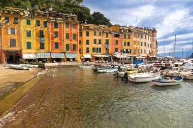 Restoranlar, mağazalar, renkli tarihi binalar, tekneler limanda Portofino, İtalya