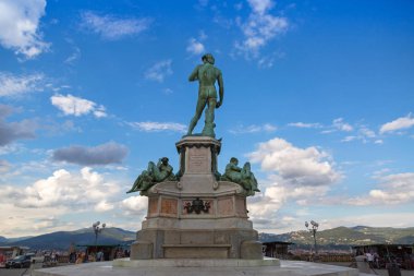 Arka bronz Michelangelo Meydanı'nda David heykeli Floransa, İtalya karşı karşıya akşamları döküm.