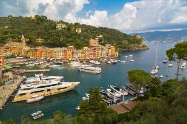 Restoranlar, mağazalar, renkli tarihi binalar ve Portofino bağlantı noktası, İtalyan Balık tutma villag'de birçok tekne