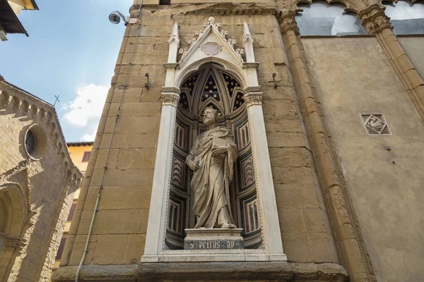 Márvány szobor Szent Péter (hentesek Guild) a Donatello, Orsanmichele templom külső, Olaszország — Stock Fotó