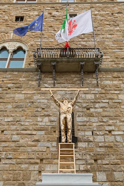 Statue of The Man Who Measures the Clouds, standing atop ladder in Florence, Italy — Stock Photo, Image