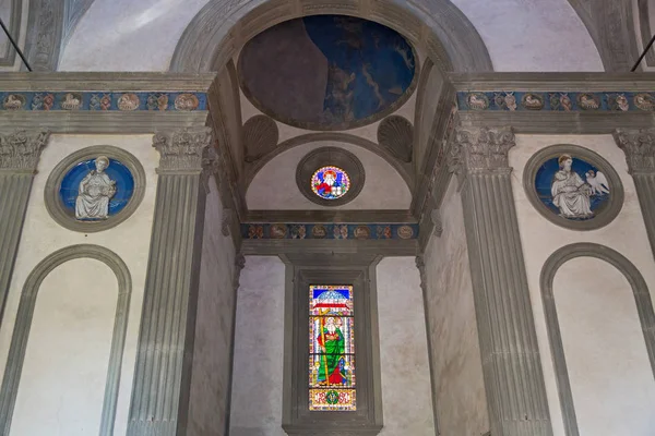 Interior de la Capilla de los Pazzi en el claustro de la Basílica de la Santa Cruz en Florencia, Italia —  Fotos de Stock