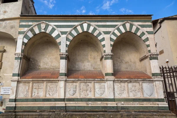 Holy Cross (Basilica di Santa Croce) external wall, Franciscan church in Florence, Italy — Stock Photo, Image