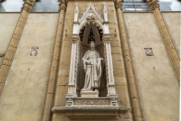 Statue en marbre de saint Philippe (Guilde des cordonniers) par Nanni di Banco, à Florence, Italie — Photo