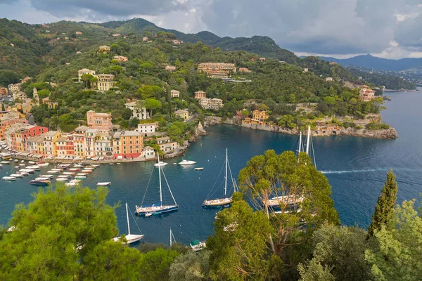 Restaurants, winkels, kleurrijke historische gebouwen en vele boten in haven van Portofino, Italiaanse visserij dorp — Stockfoto