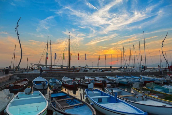 Plachetnice, rybářské lodě v přístavu Porto di Bardolino na jezeře Lago di Garda v Itálii — Stock fotografie