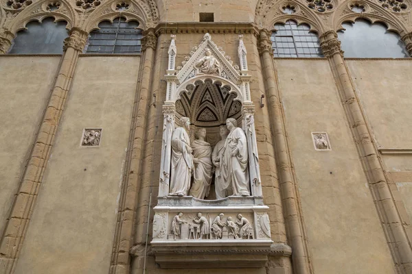 Statue en marbre de 4 martyrs couronnés du Groupe des Quatre Saints par Nanni di Banco, Florence, Italie — Photo