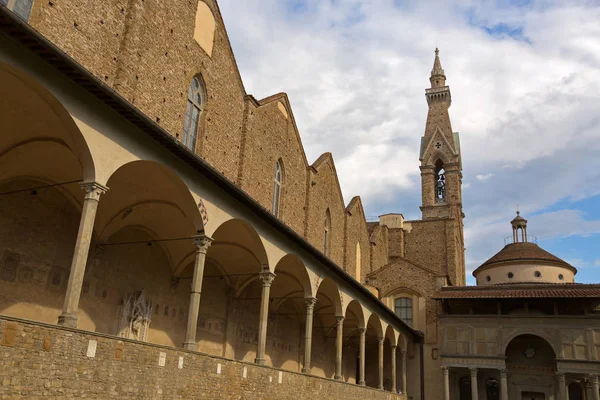 Buitenkant van de Pazzi Kapel in 1ste klooster van de Basilica di Santa Croce in Florence, Italië — Stockfoto