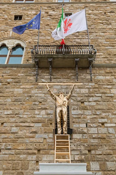 Statua dell'uomo che misura le nuvole, in cima alla scala a Firenze — Foto Stock