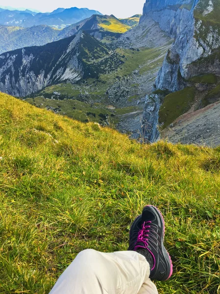 Mujer con zapato de senderismo negro en prado verde cerca de Hochiss Peak, Austria — Foto de Stock