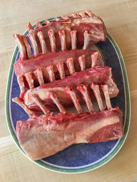 Stojan na plátky čerstvé syrové maso jehněčí ripy před kořeněné na jídlo — Stock fotografie