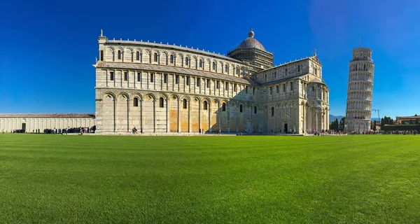 Pisa Batistério de São João, Battistero di San Giovanni com Pisa torre no fundo — Fotografia de Stock