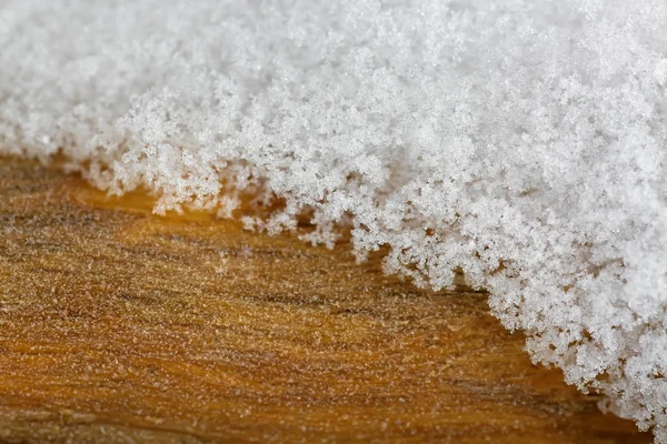 雪の結晶、氷の結晶 copyspace と茶色の木製の背景に — ストック写真