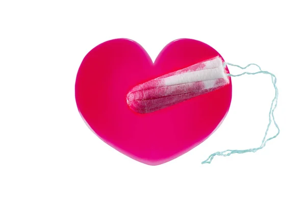 Kana benziyor kırmızı şurubu sıvı yeni kullanılmayan tampon üzerinde kalp şeklinde — Stok fotoğraf